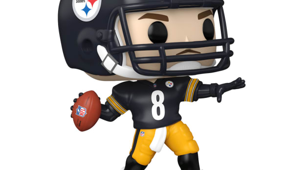 77505_NFL_KennyPickett_BlackJersey_Pop_GLAM-WEB